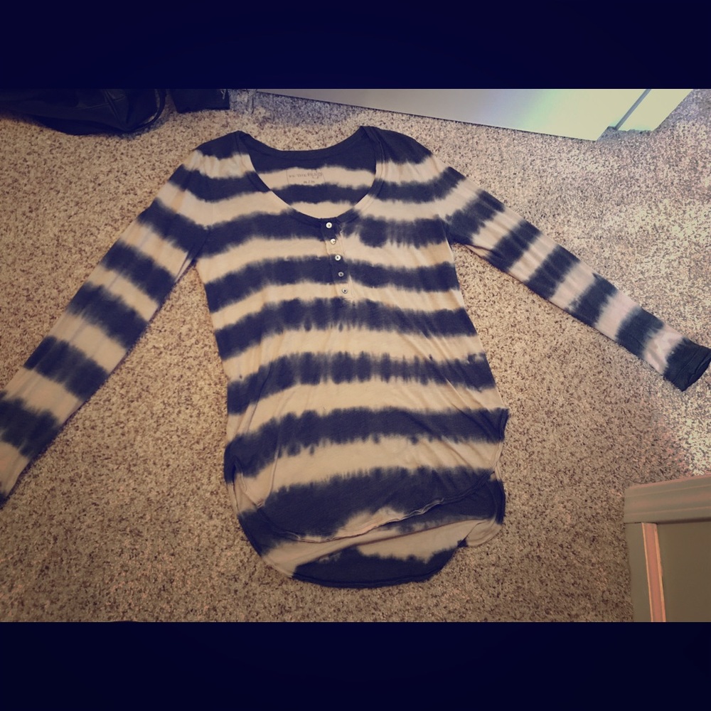 Cute top from free people worn with leggings !